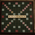 etique au scrabble lettres sur plateau