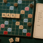 haye scrabble lettres sur plateau vert