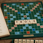 Trole Scrabble sur plateau avec jetons et carnet