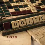 doite scrabble, lettres D-O-I-T-E sur plateau