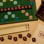 Gonder scrabble : lettres et grille, 8 points confirmés