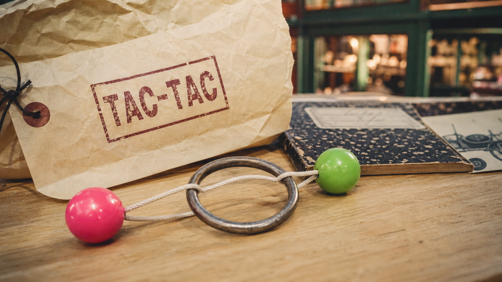 Jeu tac tac rétro sur table, vue rapprochée