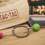 Jeu tac tac rétro sur table, vue rapprochée