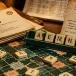 Mane scrabble refusé sur fiche, lettres A E M N sur plateau