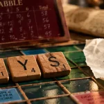 ays scrabble : 12 points sur plateau de Scrabble